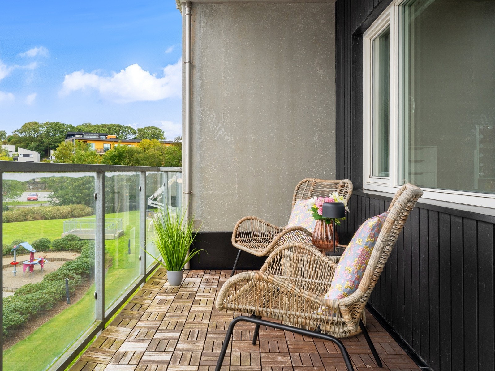 Leiligheten har en romslig terrasse med plass til utemøbler og beplantning. Galleribilde