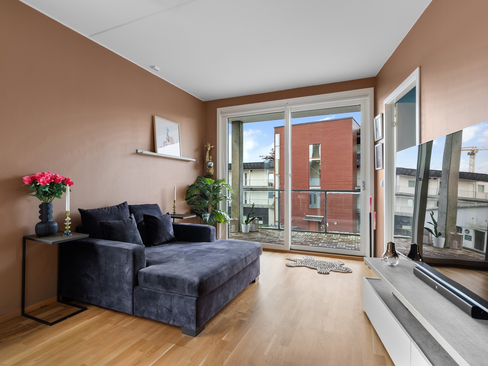 Innbydende stue med store vindusflater som slipper inn rikelig med naturlig lys. Galleribilde