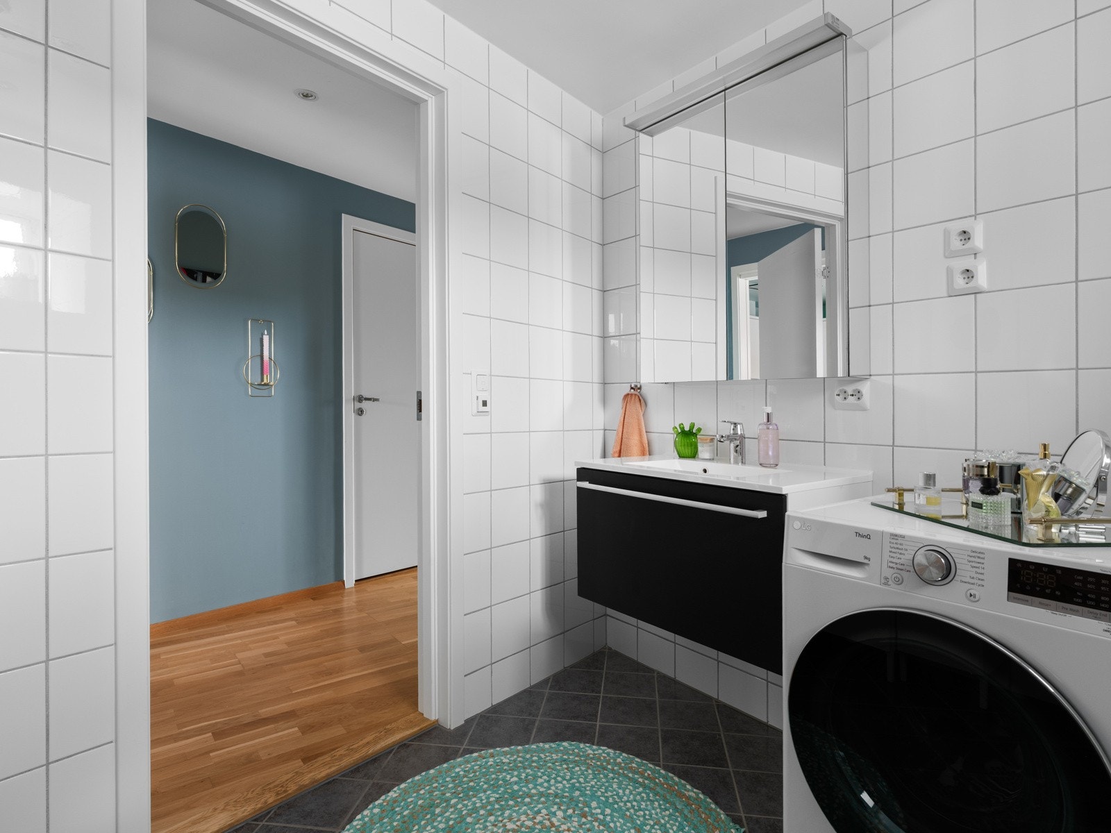 Badet er helfliset og har en moderne innredning med speil med lys og skuffe som gir gode oppbevaringsmuligheter. Galleribilde