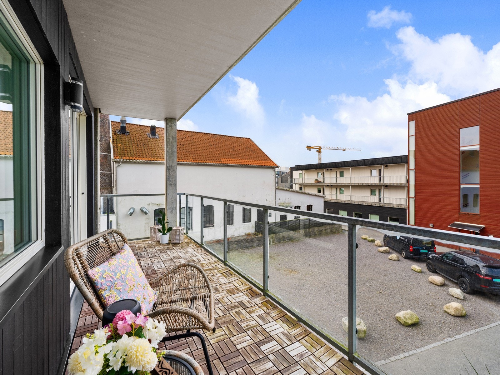 Med direkte utgang fra stuen får uteområdet en naturlig tilknytning til resten av boligen. Galleribilde