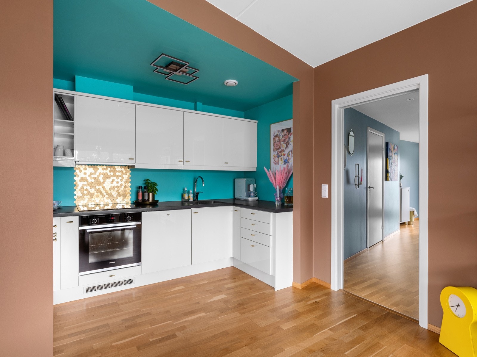 Her finner du integrerte hvitevarer som sørger for en helhetlig stil, samt en praktisk nisje for kjøleskap og oppvaskmaskin. Galleribilde