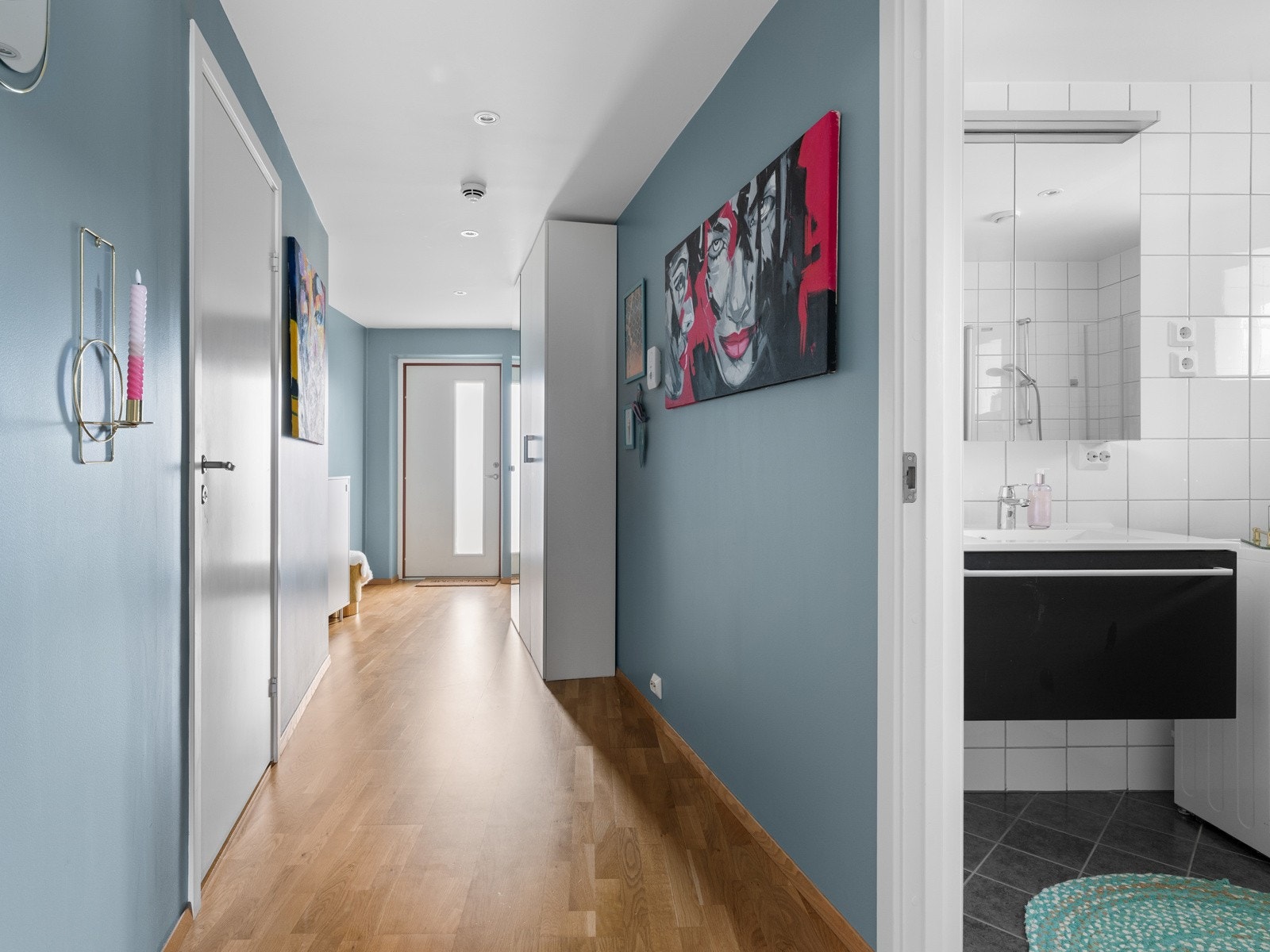 Entréen har plass til både sko og yttertøy. Galleribilde