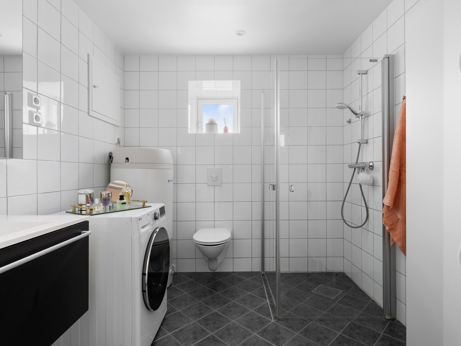 Det er også plass til vaskemaskin og tørketrommel, noe som gjør rommet funksjonelt i hverdagen. Galleribilde