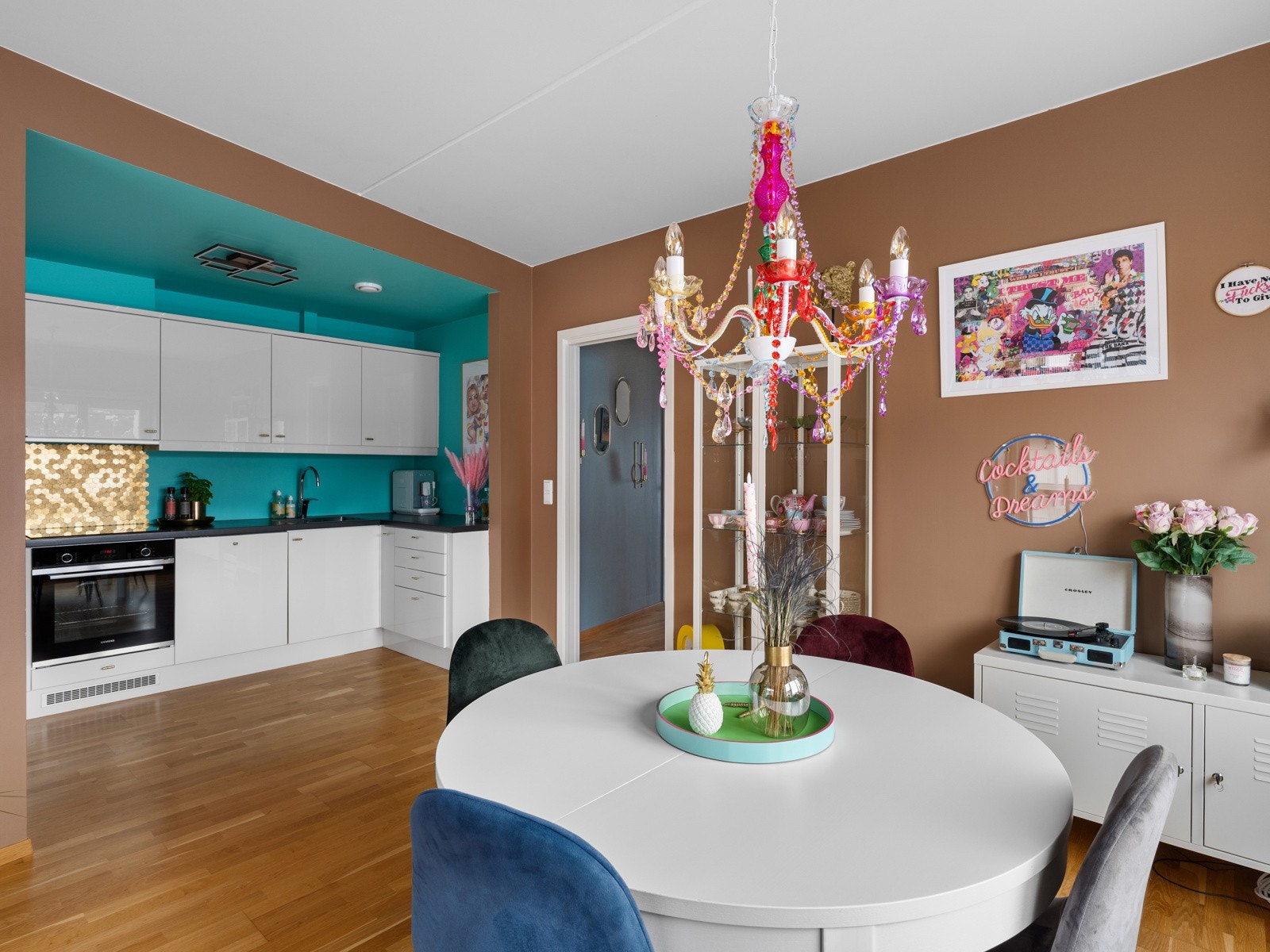 Kjøkkenet har en tidløs utforming med hvite fronter som gir et rent og moderne uttrykk. Galleribilde