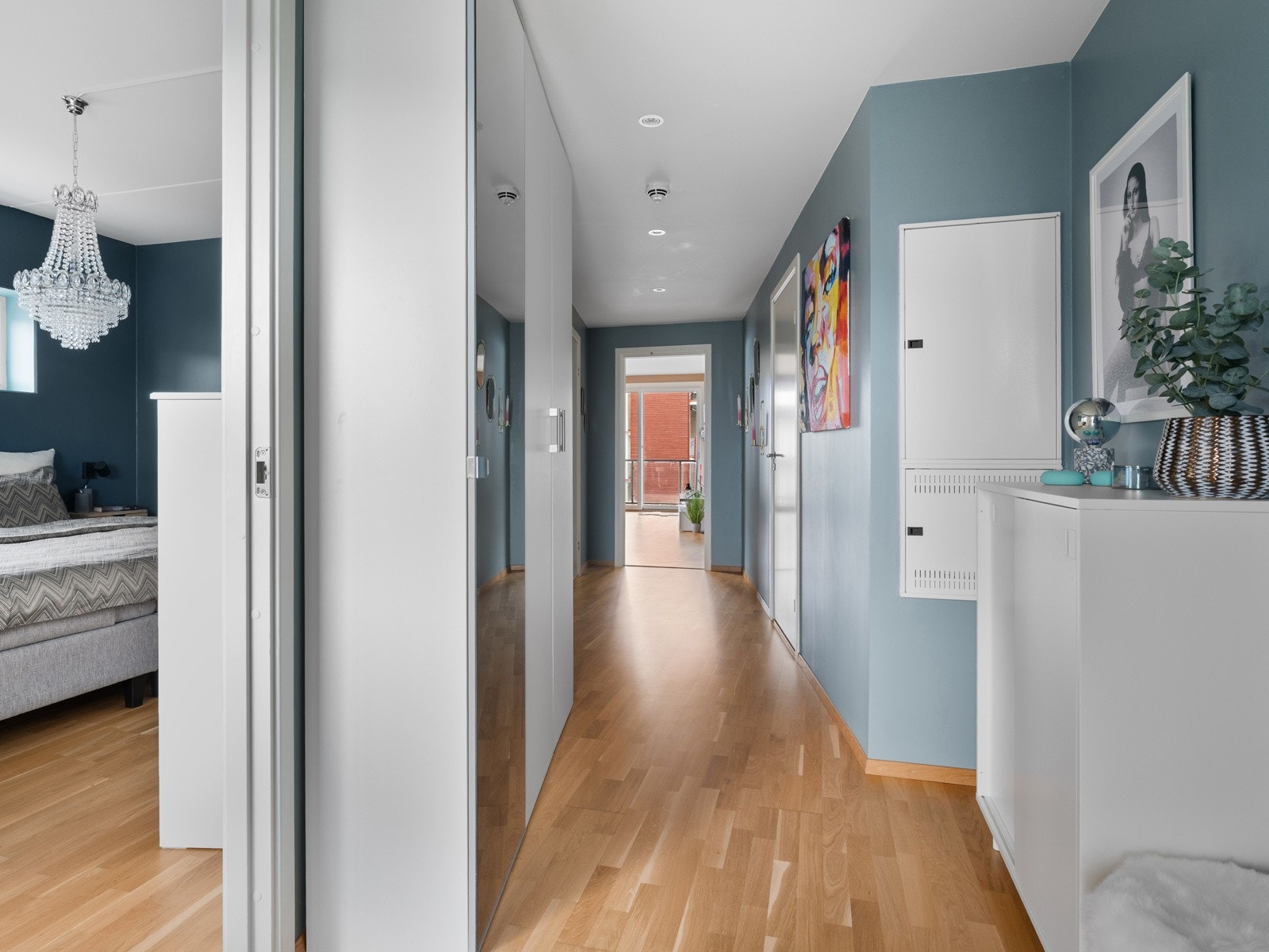 Her er det plass til både sko og yttertøy. Moderne fargevalg på veggflatene og gjennomgående 3-stavs parketten på gulv. Galleribilde