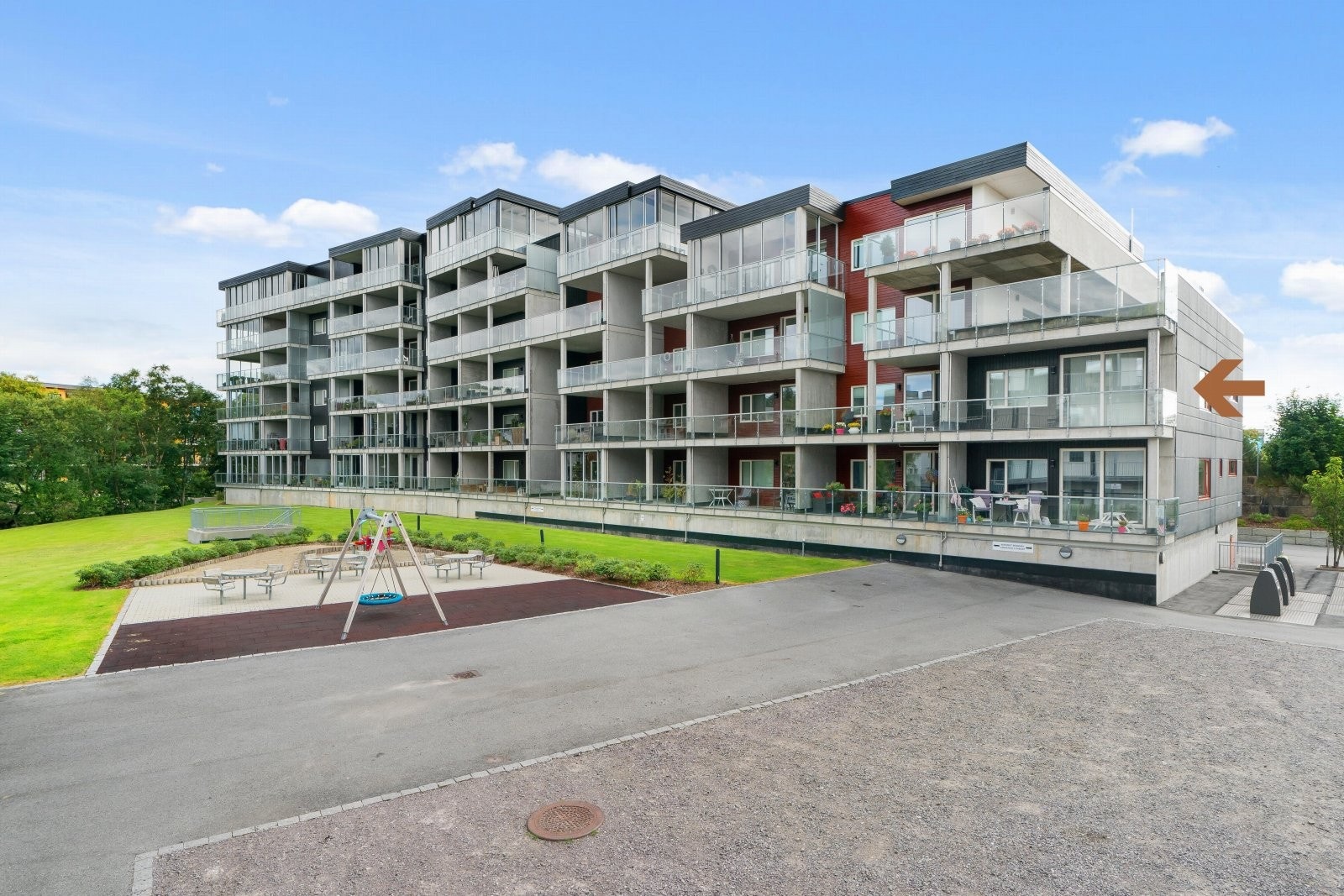 Bryne sentrum ligger rett ved med togstasjon og et variert servicetilbud. Galleribilde