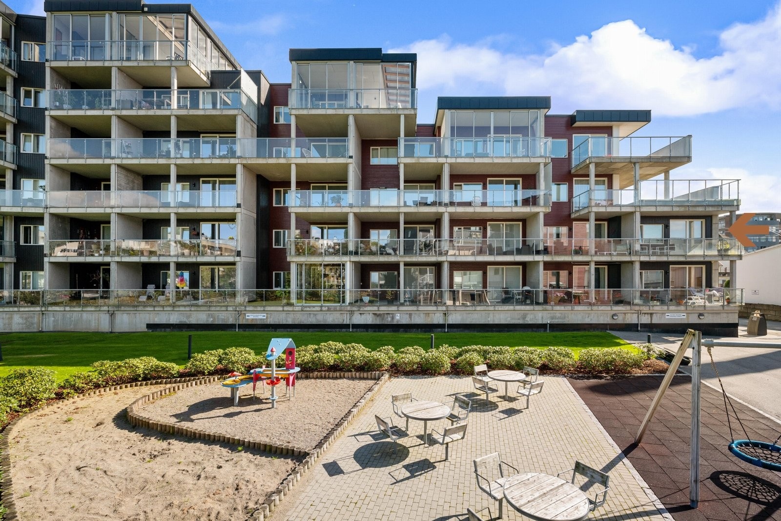 For de minste finnes en lekeplass med gode lekeapparater. Galleribilde