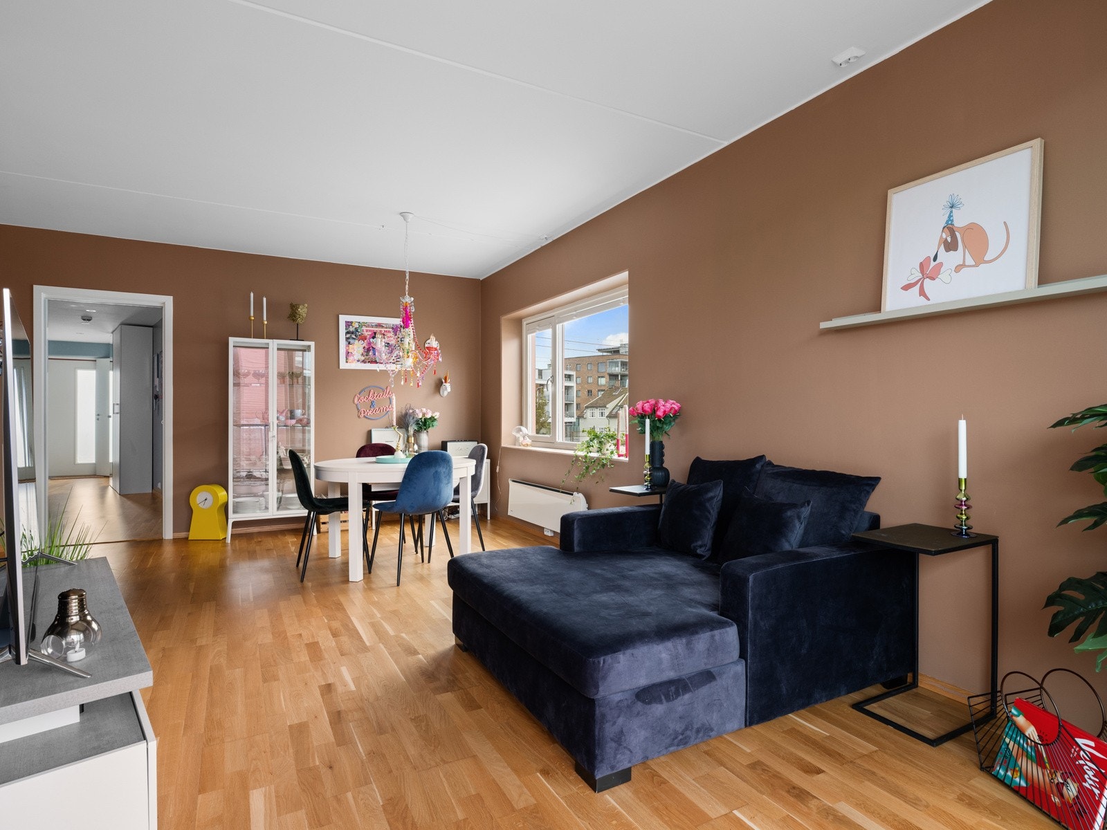 Den åpne løsningen mot kjøkkenet skaper en sosial atmosfære og gir god plass til både sofagruppe og spisebord. Galleribilde