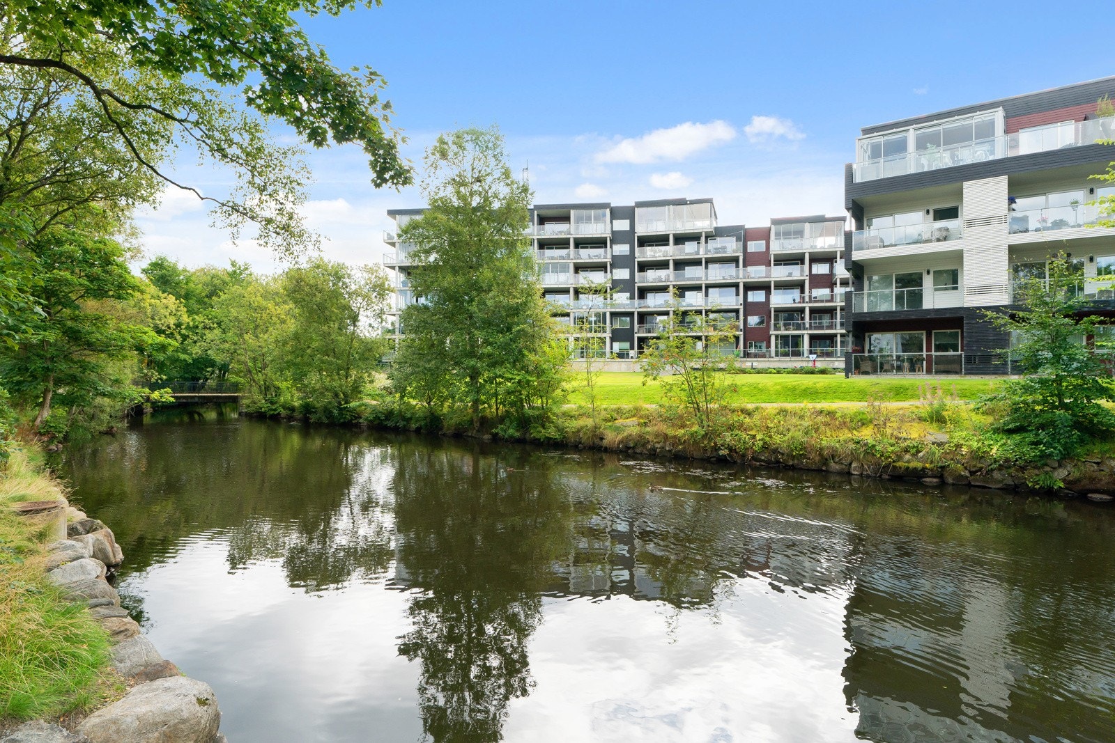 Området har kort vei til flotte tur- og rekreasjonsområder som kan benyttes gjennom hele året. Galleribilde