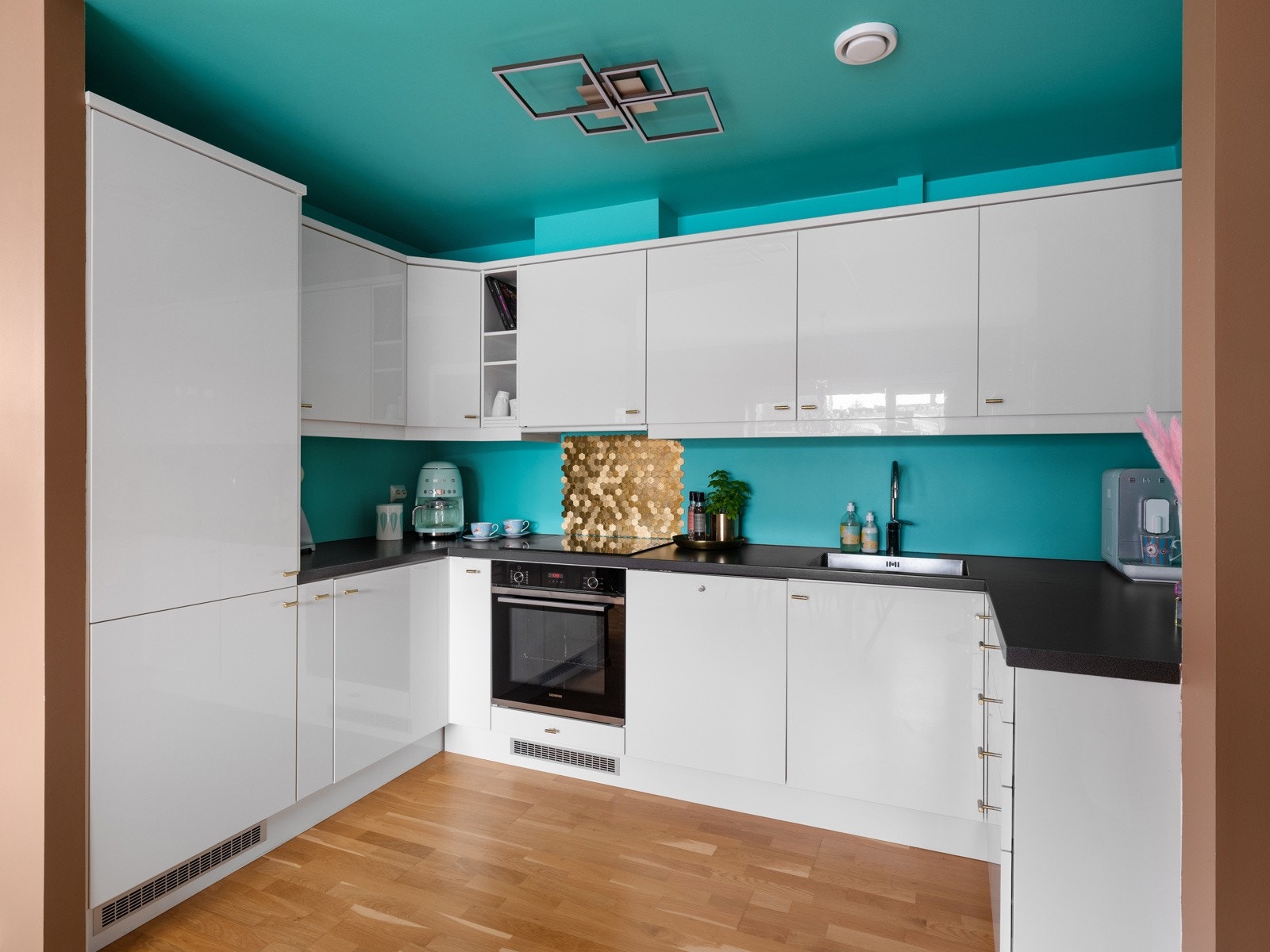 Med godt med skap- og benkeplass har du rikelig med oppbevaringsmuligheter og arbeidsflater. Galleribilde