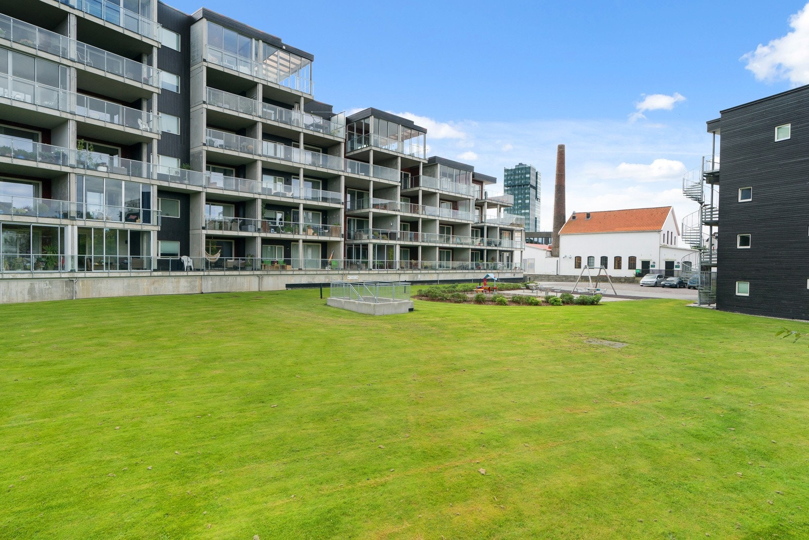 Området er pent opparbeidet og gir gode muligheter for både rekreasjon og sosialt samvær. Galleribilde