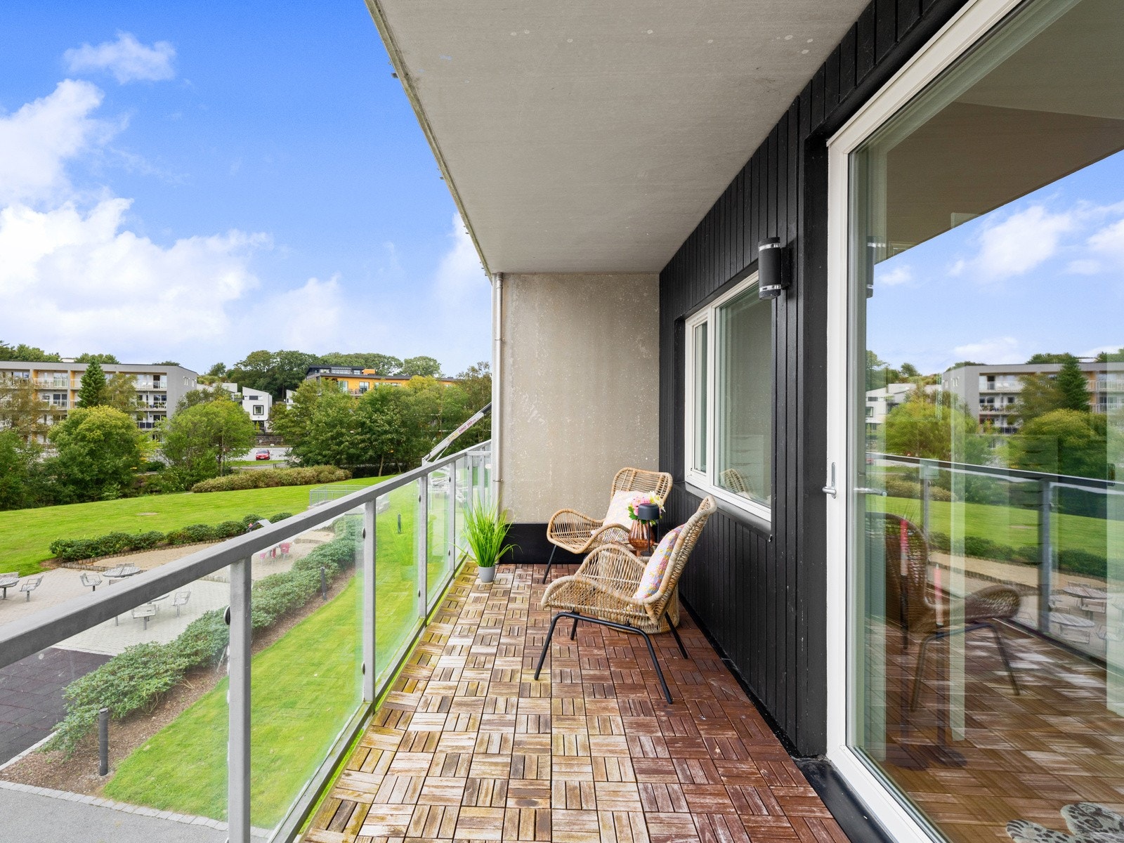 Velkommen til denne innbydende leiligheten i 3. etasje, perfekt for deg som ønsker en svært sentral, men likevel rolig plassert leilighet. Galleribilde