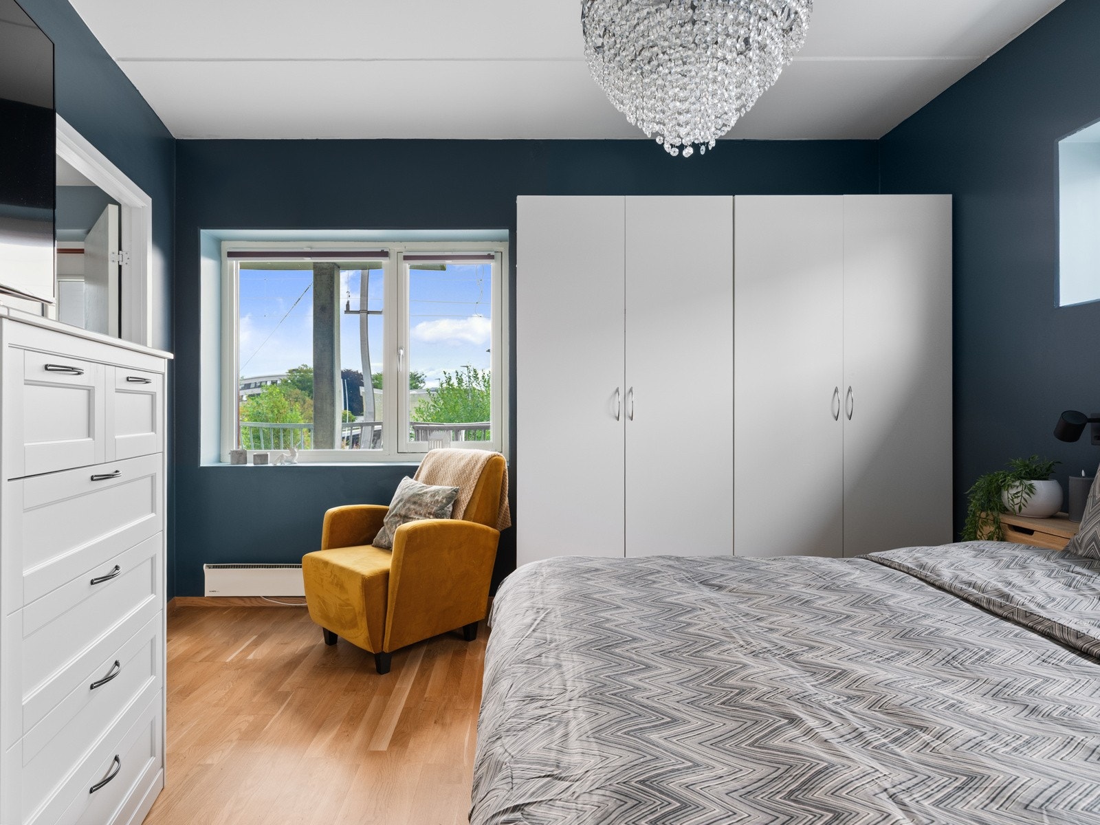 Hovedsoverommet er romslig og malt i en behagelige farge som skaper en lun og avslappende atmosfære. Galleribilde