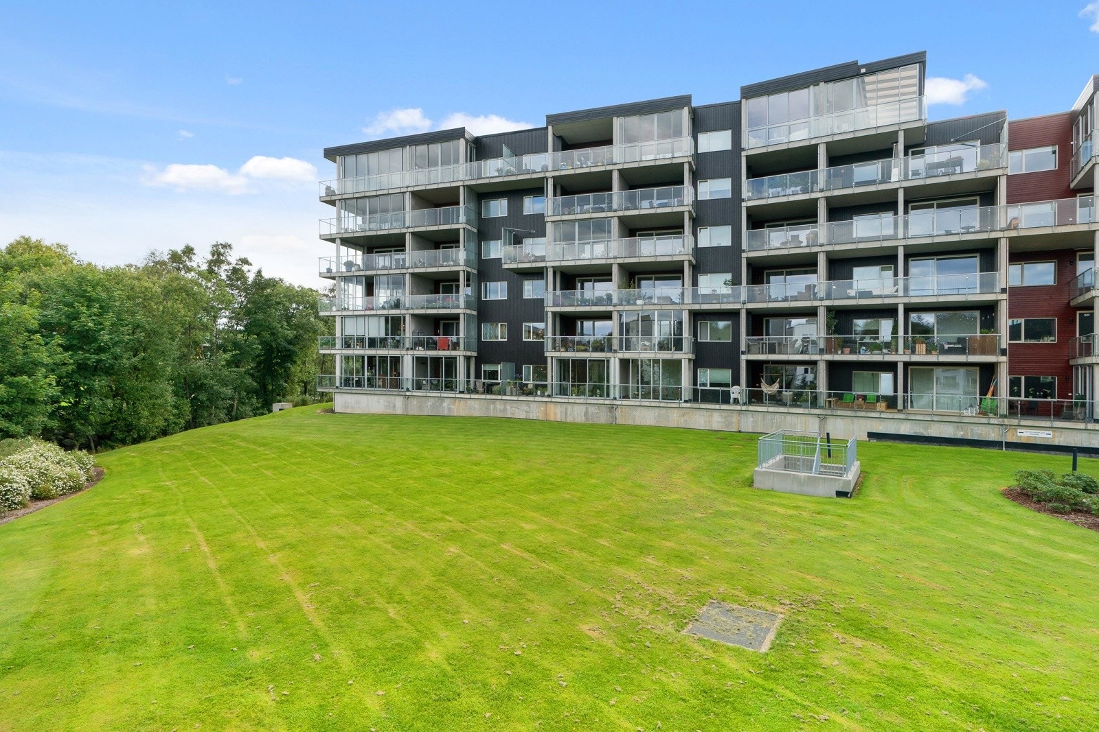 Bryne sentrum ligger rett ved med togstasjon og et variert servicetilbud. Galleribilde