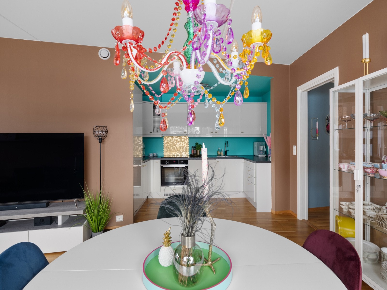 Den åpne løsningen mot stuen gir en luftig følelse. Galleribilde