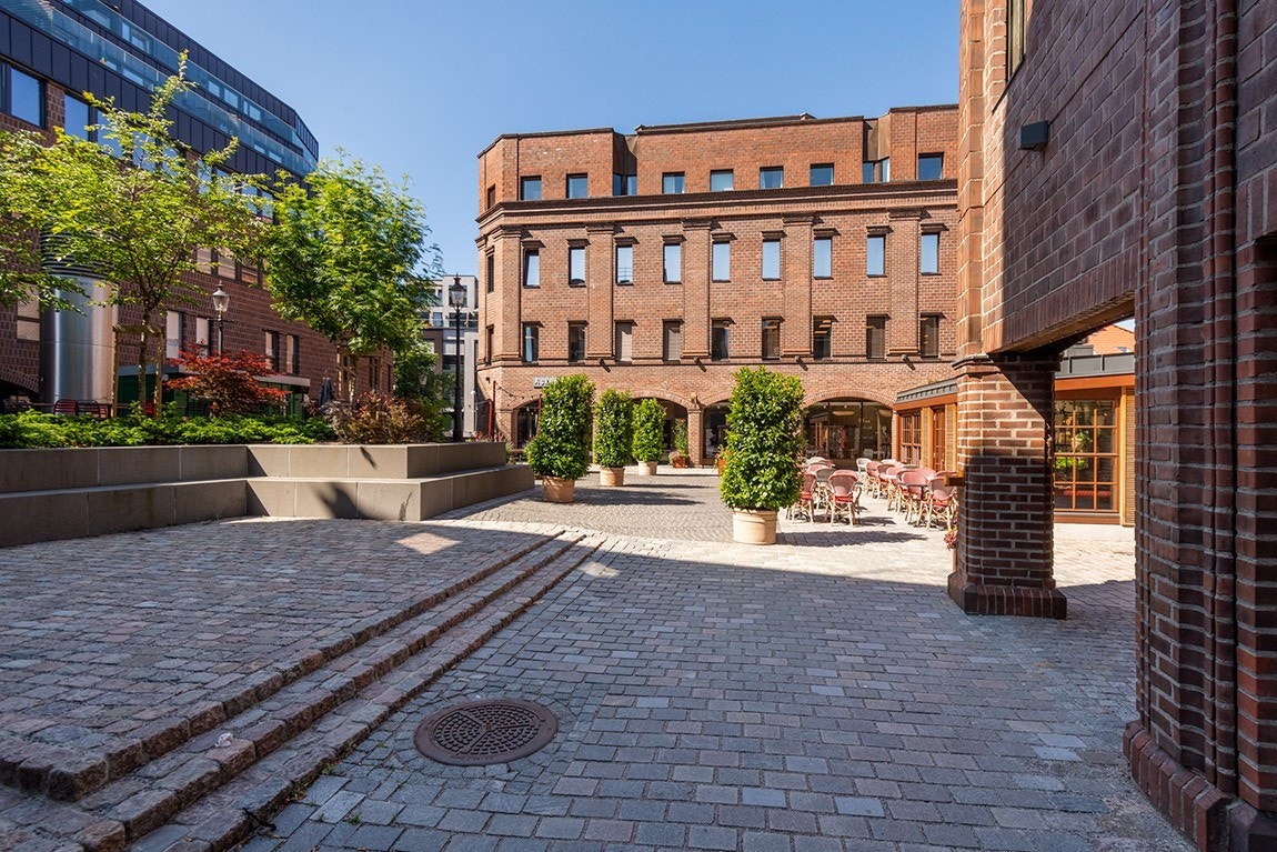Nygaardsplassen, området til venstre er tilrettelagt for uteservering. Galleribilde