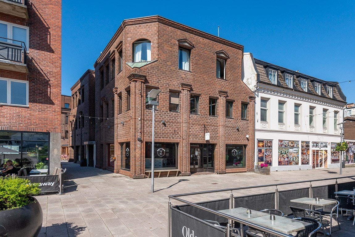 Perfekt beliggende i 1. etasje med god plass til uteservering. Galleribilde