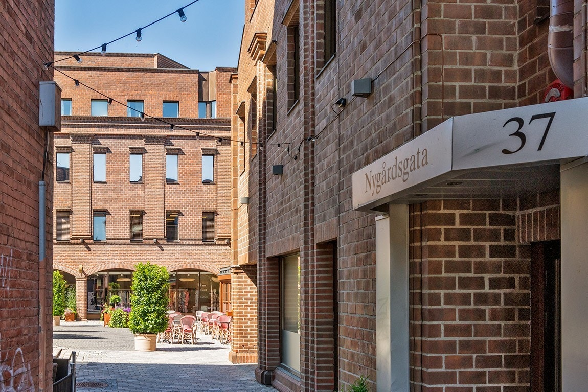 Fra gågata inn mot Nygaardsplassen. Mulighet for uteservering i denne passasjen. Galleribilde