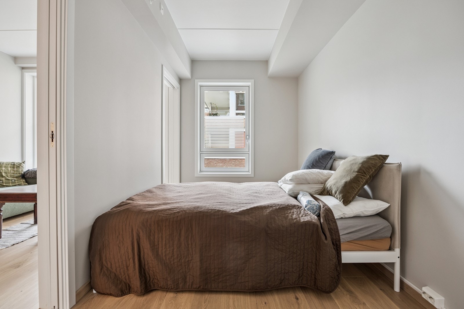 På soverommet er det 2 dører. Her kan man endre på møblering slik at man kan få en kontorplass. Galleribilde