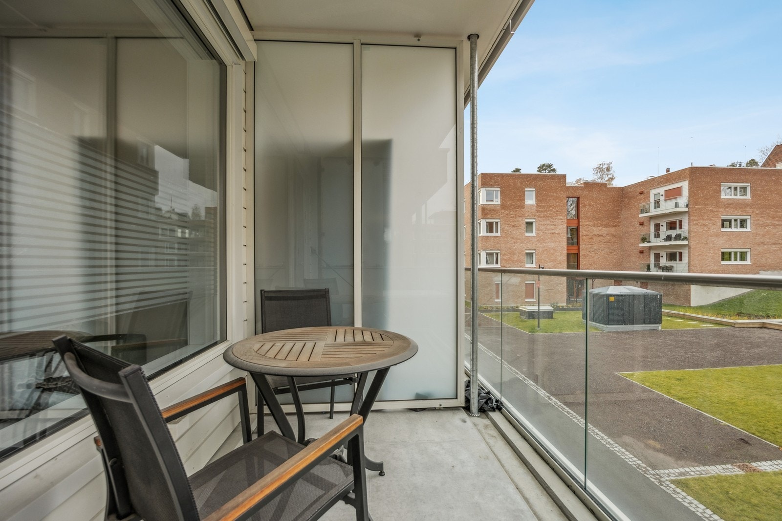 Balkong med utsyn mot bakgården. Galleribilde