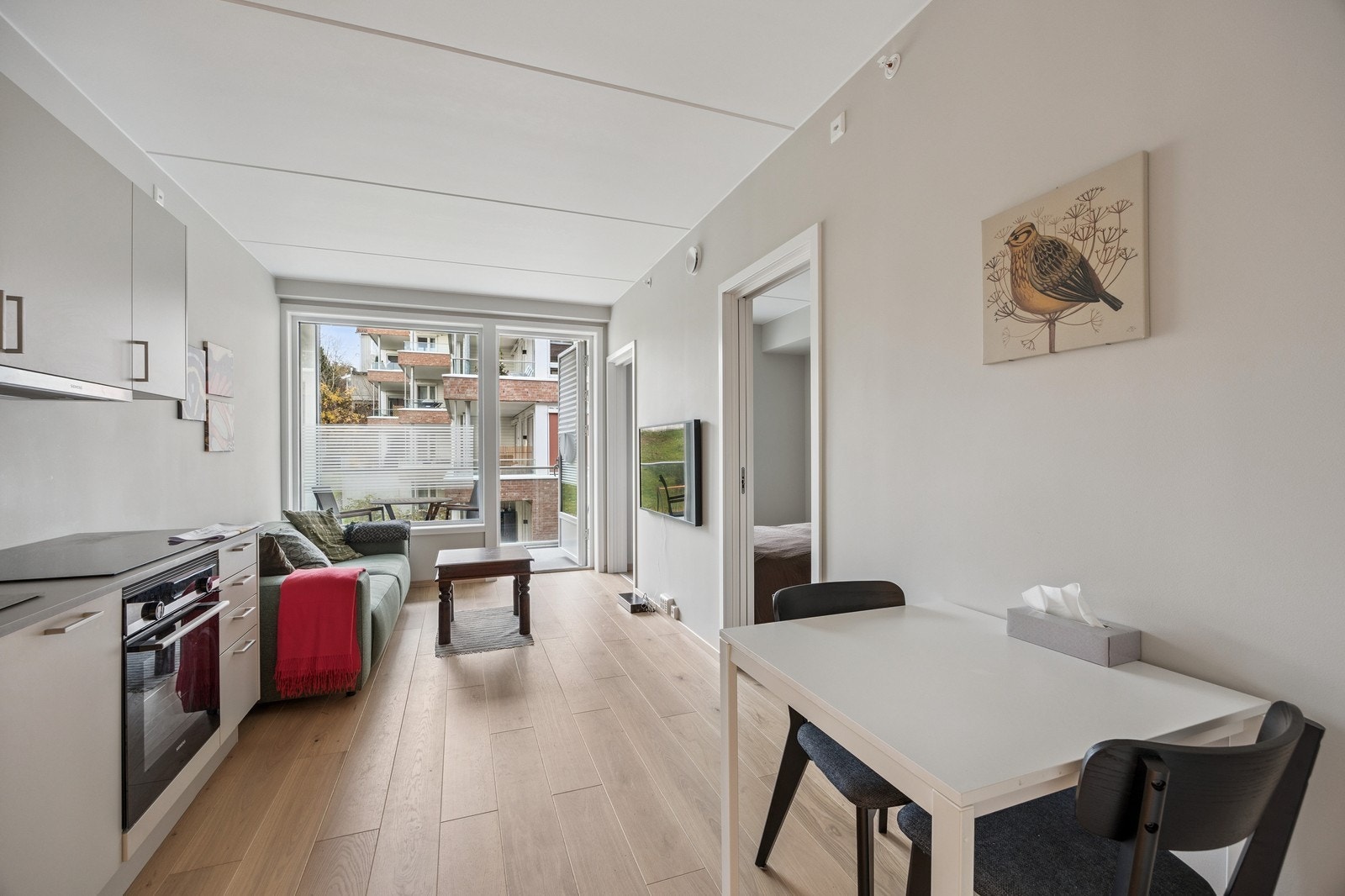 Stue og kjøkken i åpen løsning. Galleribilde