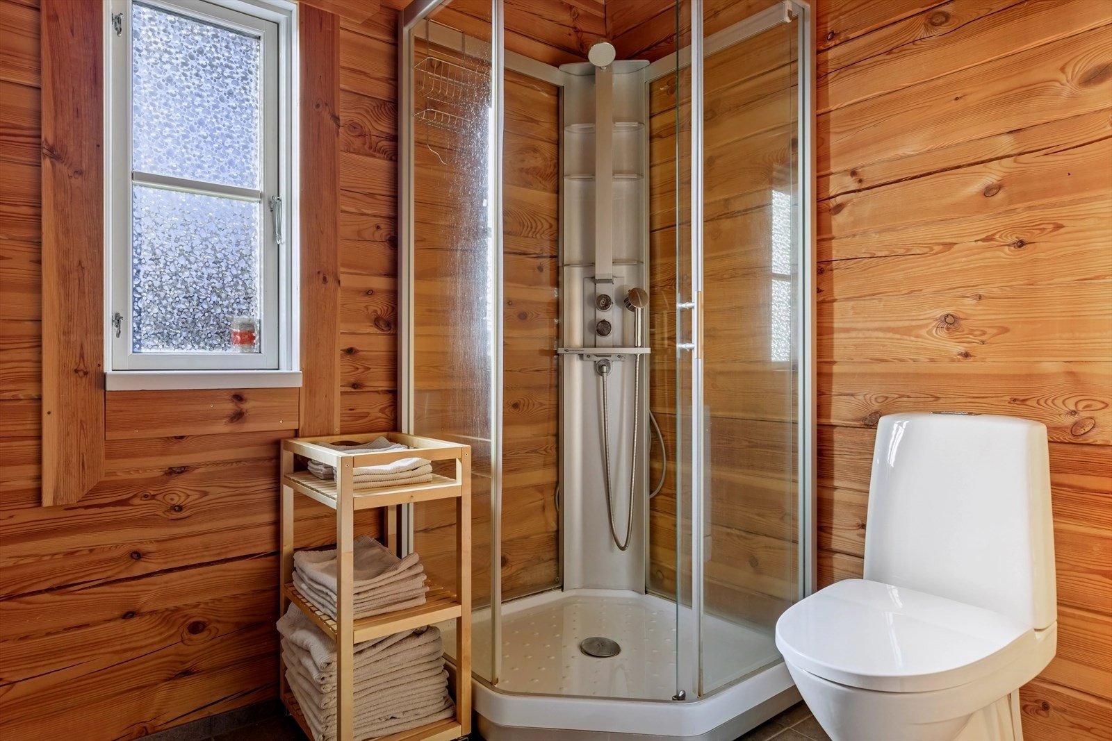 Det er i tillegg til badet, ett ekstra toalettrom med adkomst fra gangen som gir økt fleksibilitet spesielt for familier eller ved besøk. Galleribilde