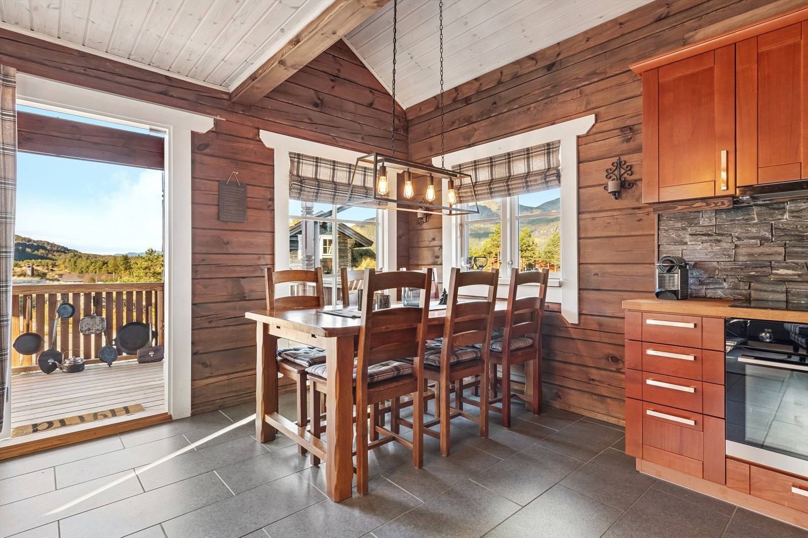 Det er åpen løsning mellom stue og kjøkken - det er enkelt å dekke langbord ved sosiale anledninger. Galleribilde