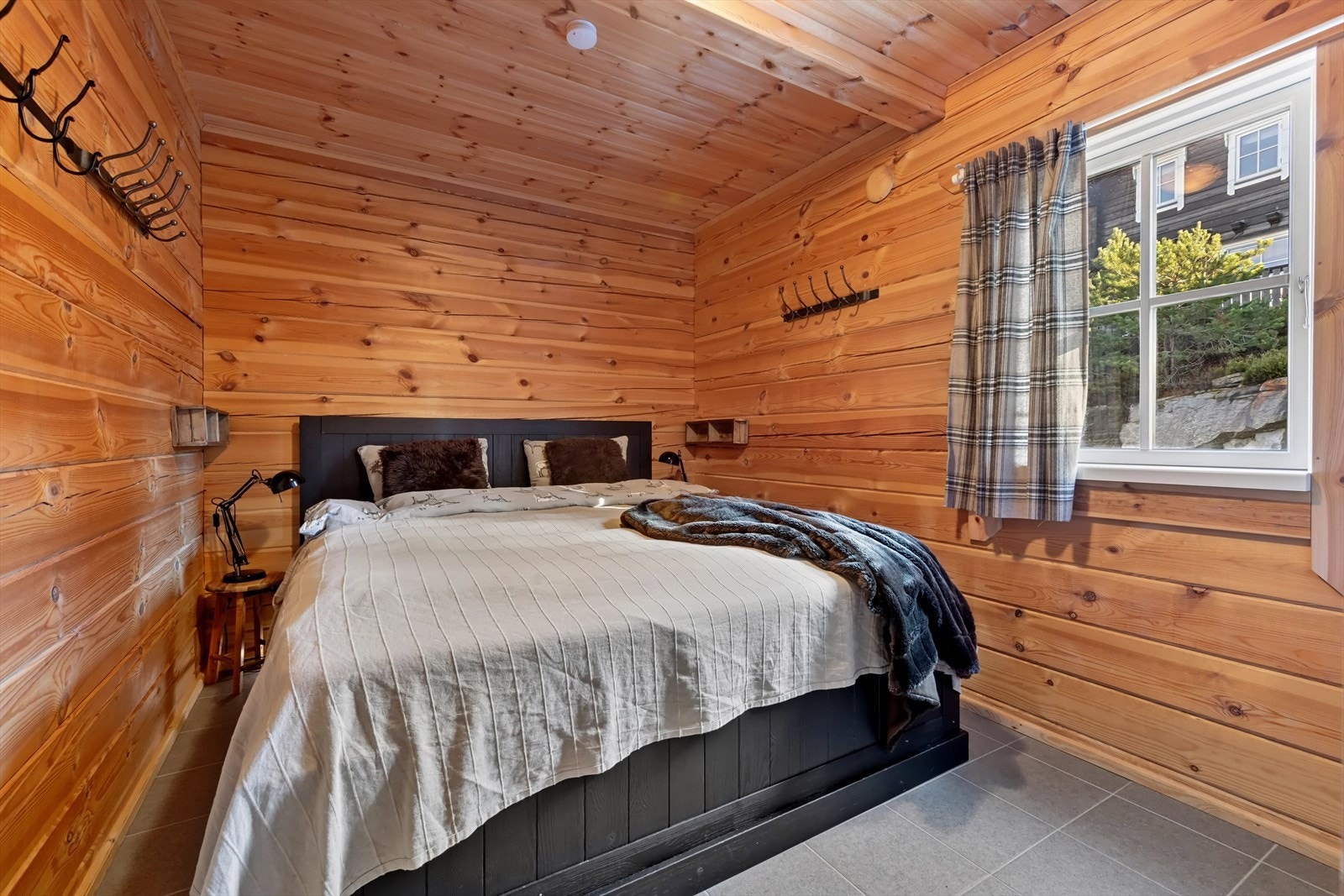 Soverommene i hovedetasjen har begge behagelige dobbelsenger. Galleribilde