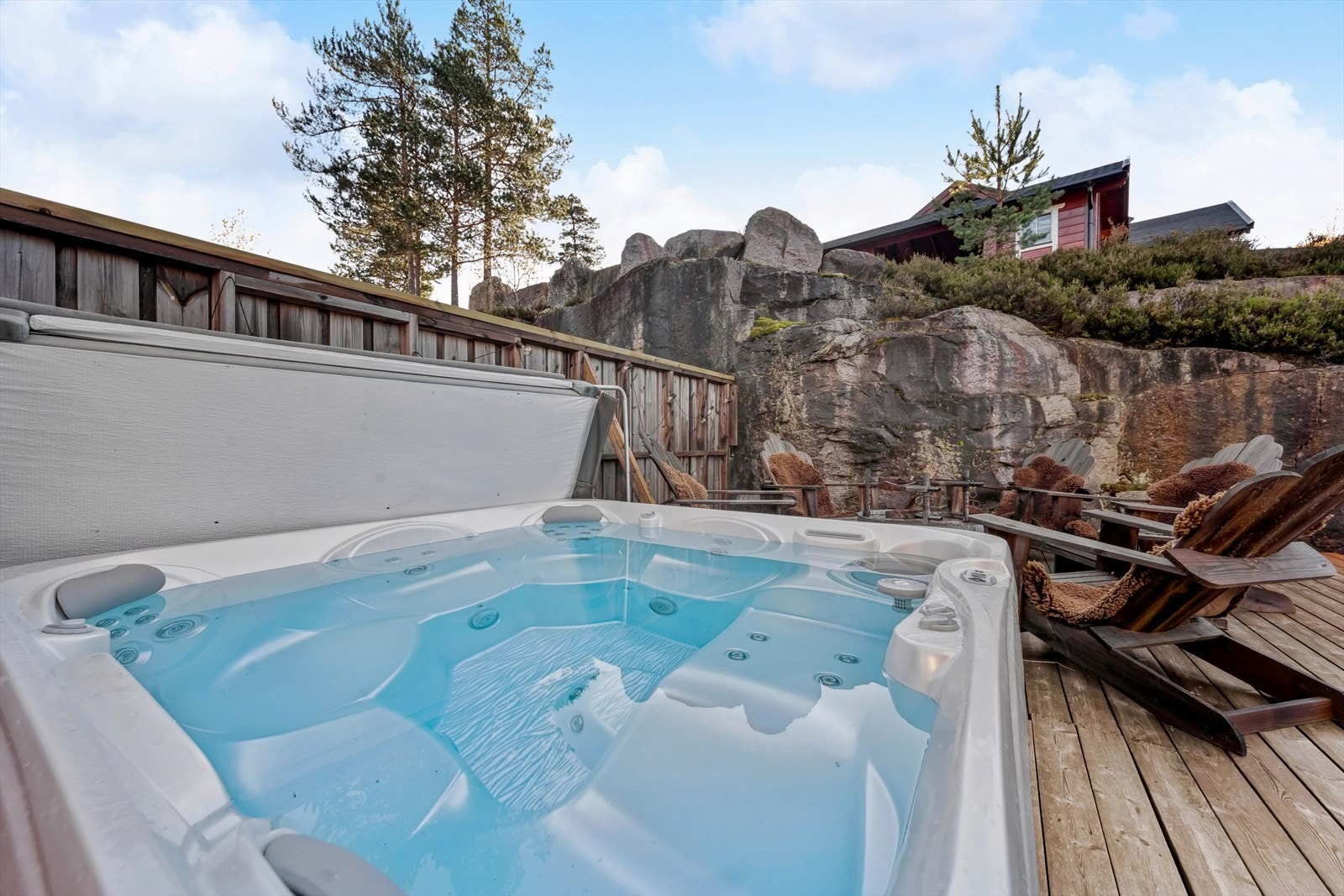 Gode solforhold hele sommer sesongen på den store terrassen. Usjenert bassengområde med utsikt mot bakken. Galleribilde