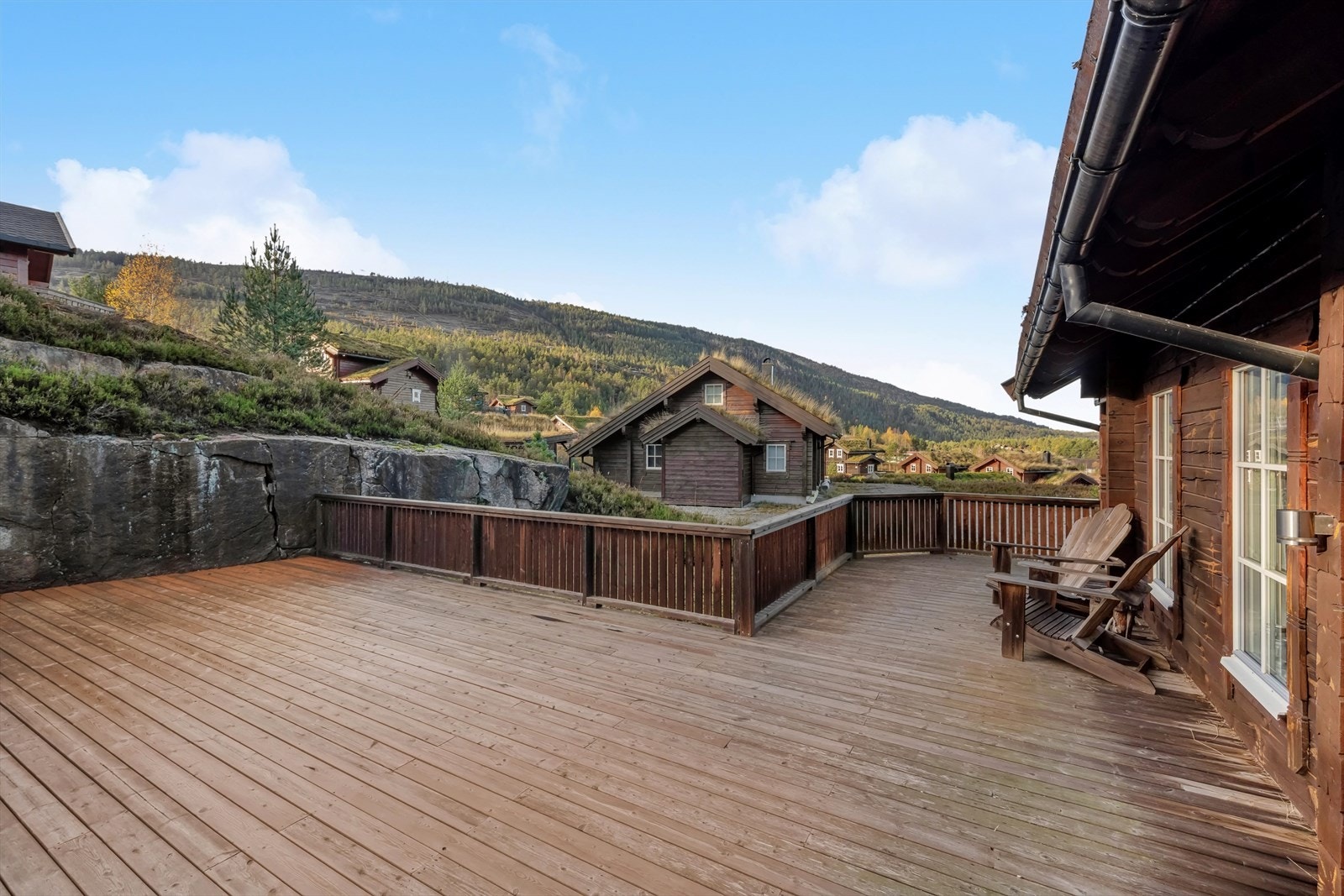 En lun terrasse der man kan dekke langbord ved sosiale anledninger. Galleribilde