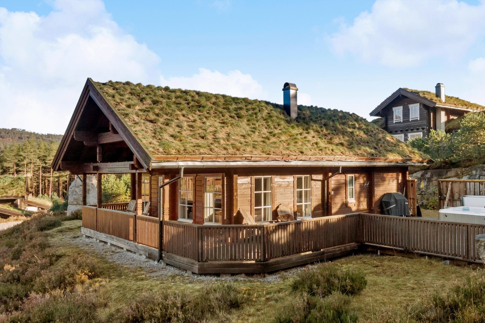 Krodalvegen 91 må oppleves! Hytta overrasker med god plass - fire romslige soverom, loftstue, stort bad og eget toalettrom gir en funksjonell og komfortabel planløsning. Galleribilde