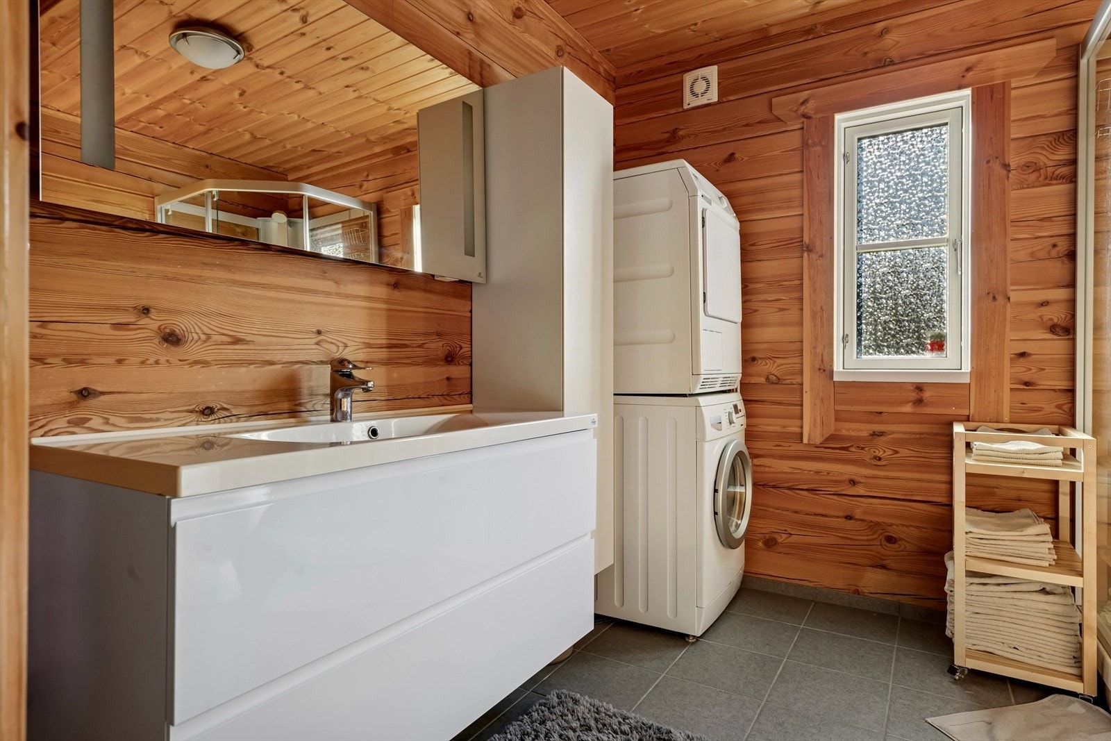 Romslig bad som er utstyrt med både vaskemaskin og tørketrommel. Galleribilde