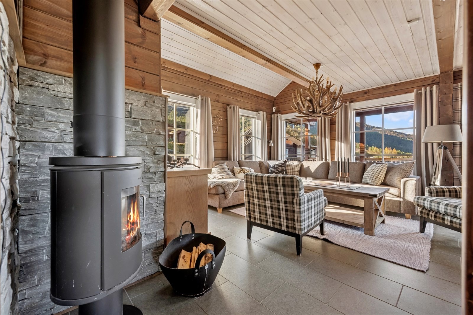 Lun og god stemning er gjennomgående i denne flotte hytta. Galleribilde