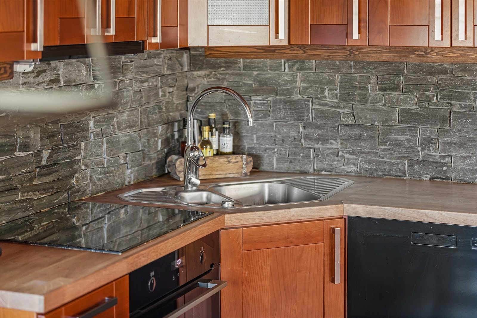 Innholdsrik kjøkkeninnredning som kan utstyres som hjemme! Galleribilde