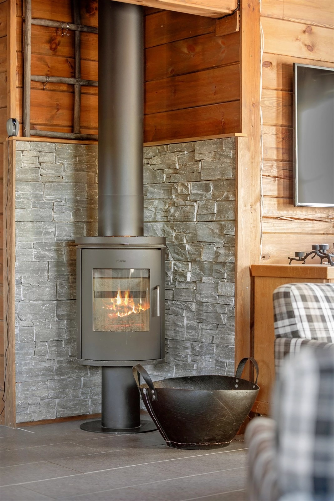 Hyttas varmekabler styres via app i tillegg til at man kan fyre med ved for ekstra kos og varme! Galleribilde