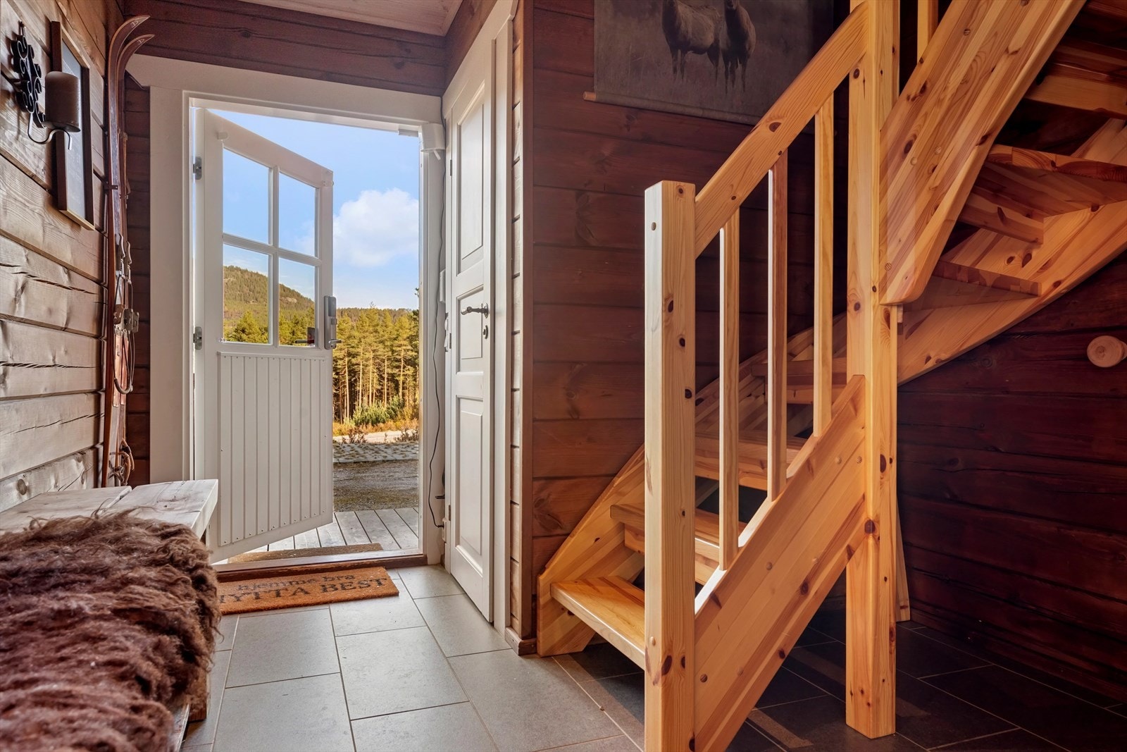 Denne hytta funksjonell og passer veldig godt for en aktiv familie. Planløsningen er god med egen sone for barna i loftsetasjen med TV-stue og to soverom. Galleribilde