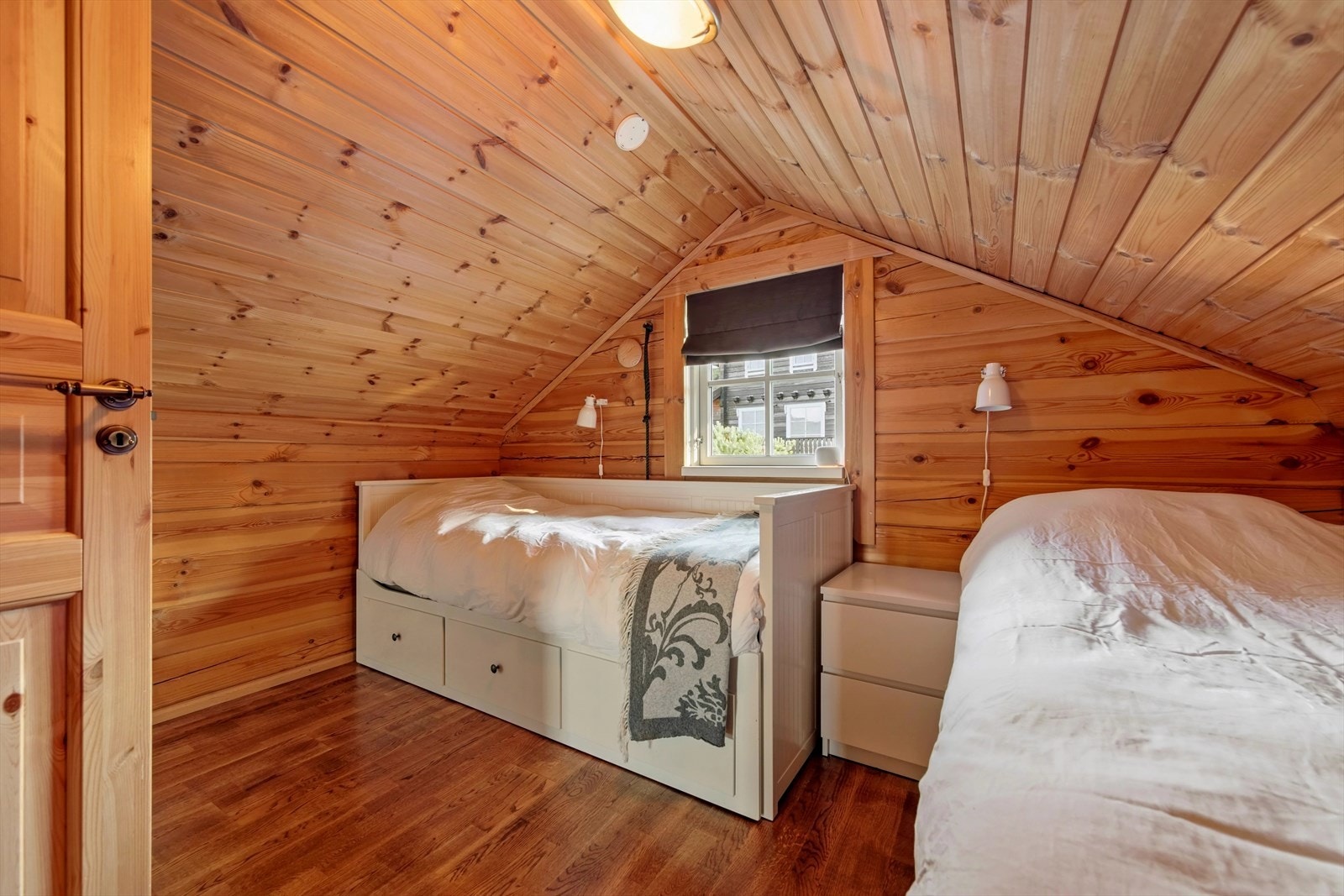 Soverommene oppe er begge utstyrt med senger. Enkeltseng + seng som kan dras ut til å bli 1,60 på begge rom. Galleribilde