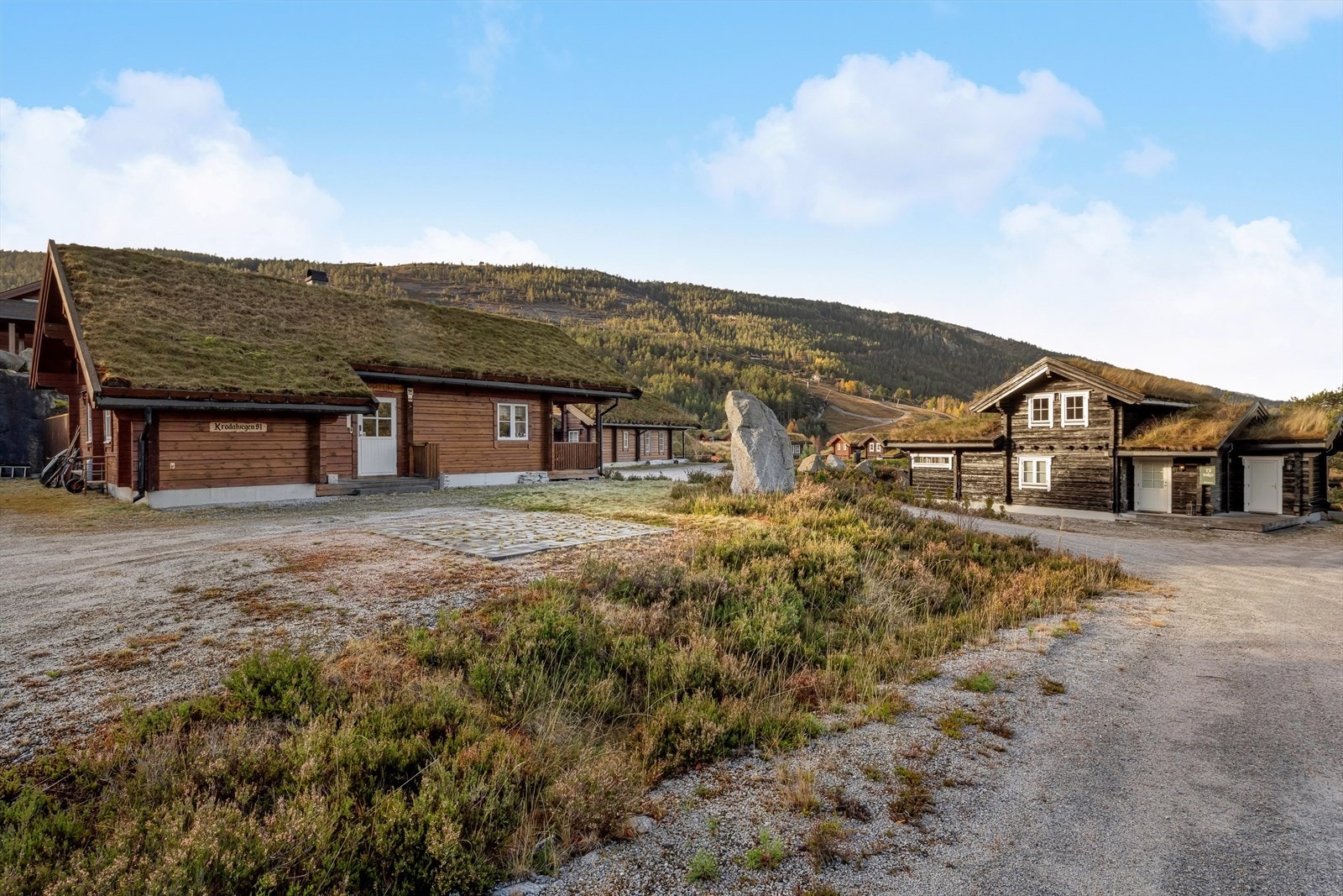 Hytta ligger veldig fint til i et etablert felt. Tomten er romslig og tilnærmet flat og lettstelt. På baksiden og ved inngangen er det særdeles gode parkeringsmuligheter. Her er det plass til både trampoline og utelek! Galleribilde