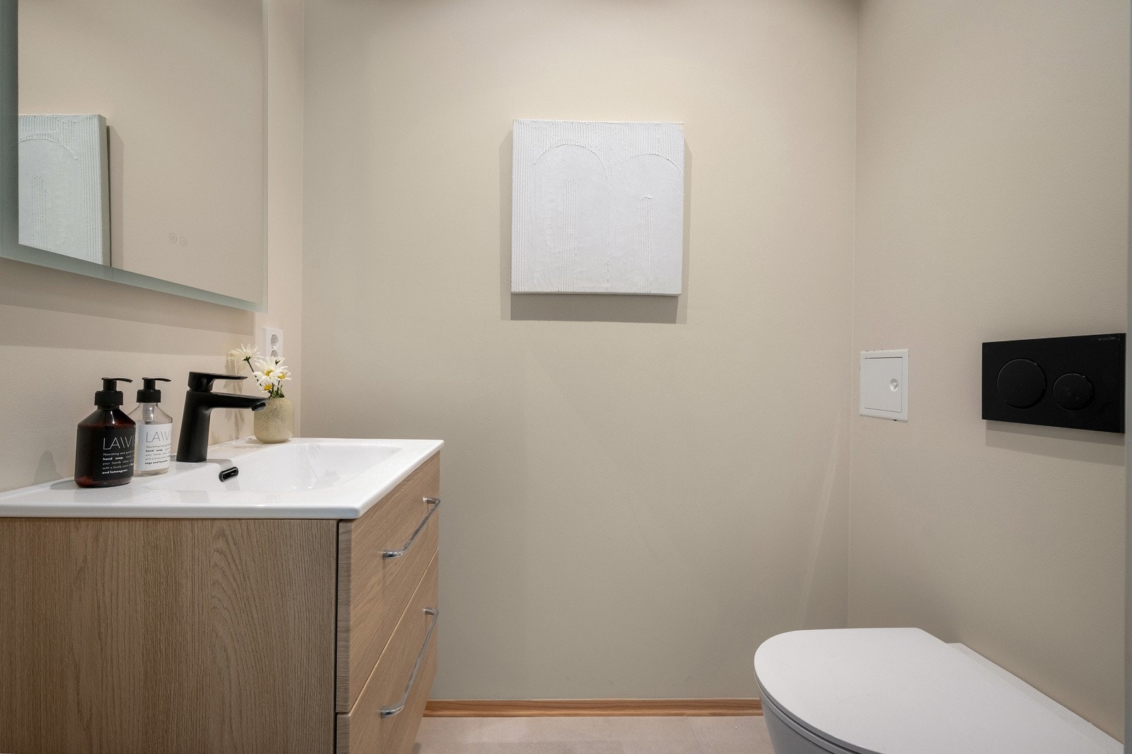 De innvendige bildene er tatt nabohuset, men planløsning og kvaliteter er tilnærmet like (se plantegning for nærmere beskrivelse) Galleribilde