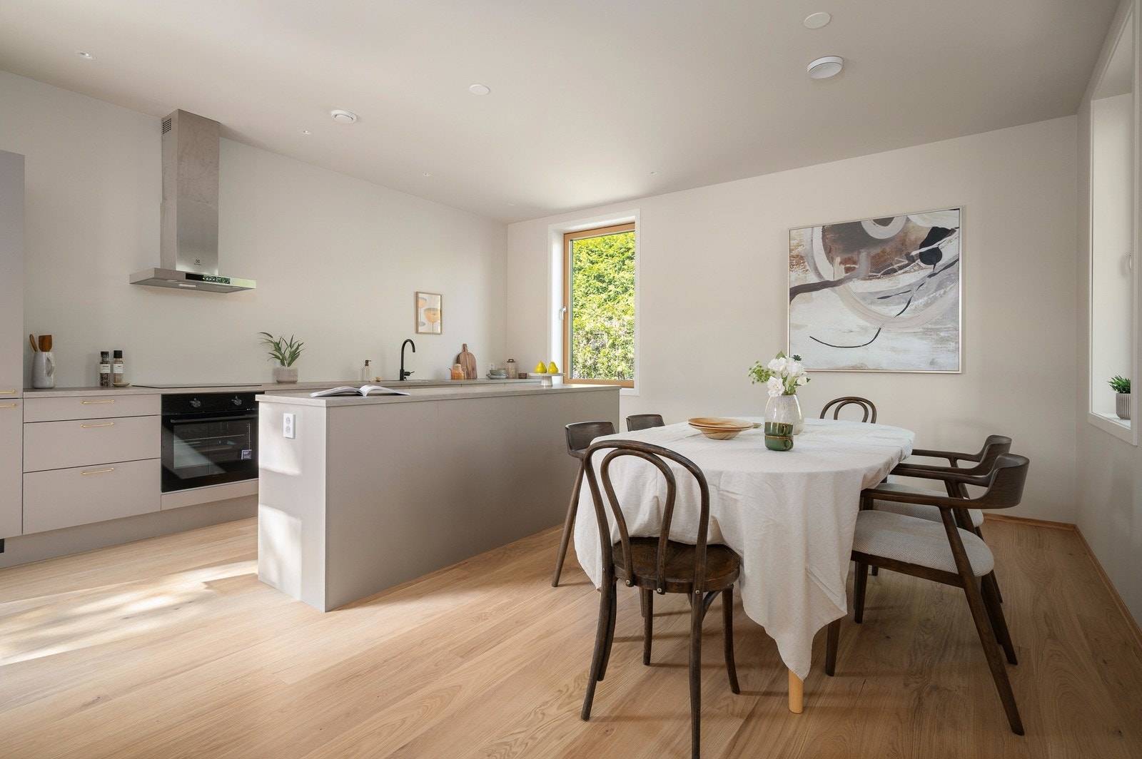 De innvendige bildene er tatt nabohuset, men planløsning og kvaliteter er tilnærmet like (se plantegning for nærmere beskrivelse) Galleribilde