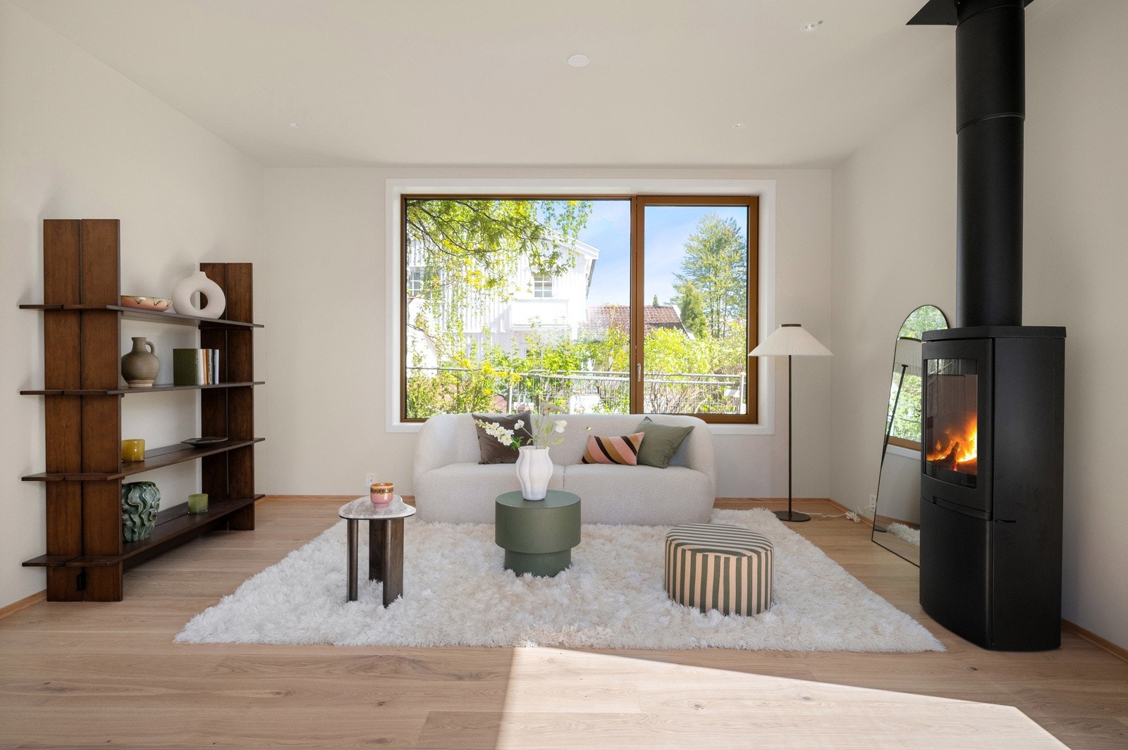 De innvendige bildene er tatt nabohuset, men planløsning og kvaliteter er tilnærmet like (se plantegning for nærmere beskrivelse) Galleribilde