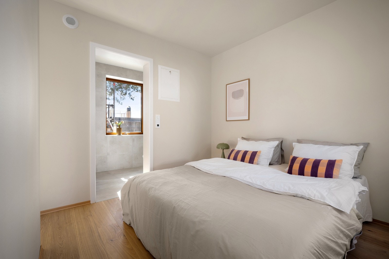 De innvendige bildene er tatt nabohuset, men planløsning og kvaliteter er tilnærmet like (se plantegning for nærmere beskrivelse) Galleribilde