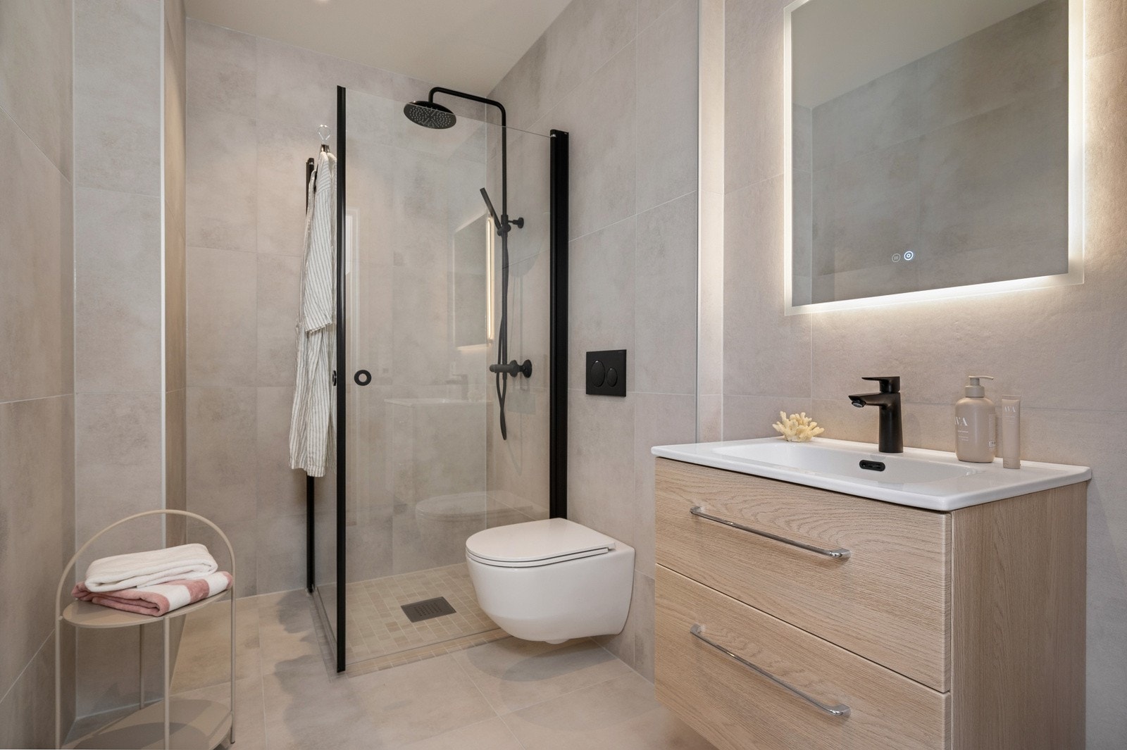 De innvendige bildene er tatt nabohuset, men planløsning og kvaliteter er tilnærmet like (se plantegning for nærmere beskrivelse) Galleribilde