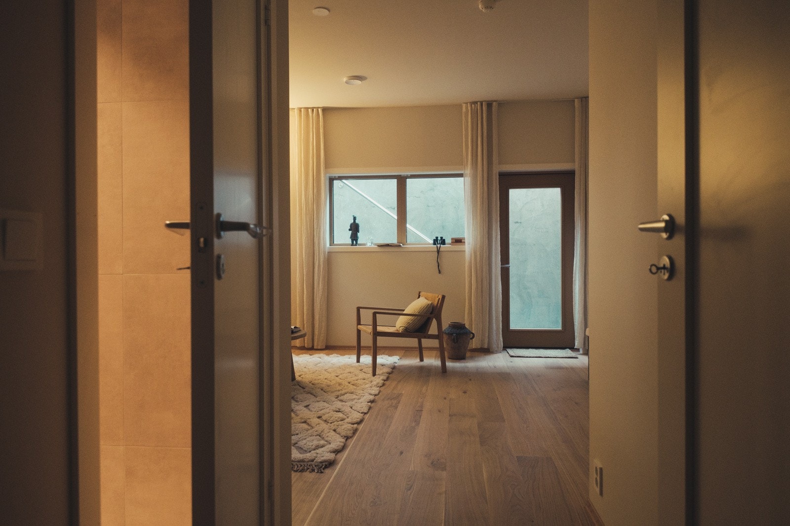 Inngangsparti hybel bilde er fra 23D, hybelen har separat adkomst på motsatt side av hovedinngangen, noe som gir både huseier og hybelboer god skjerming Galleribilde