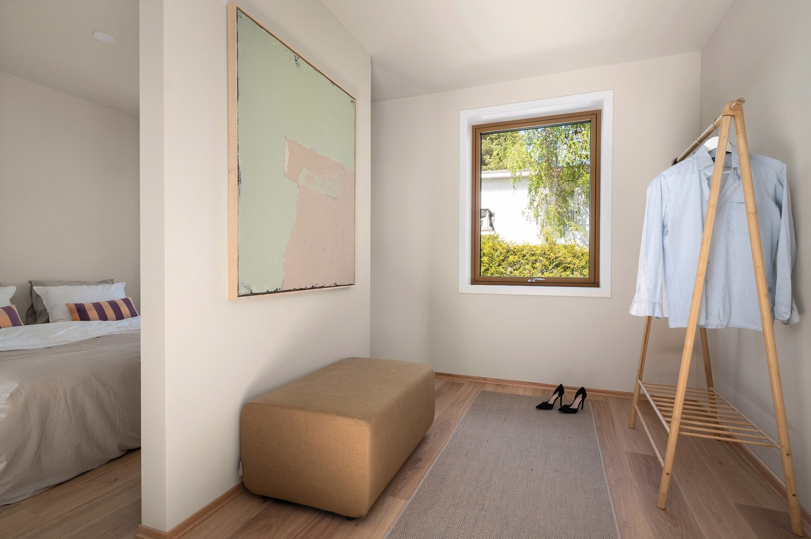 De innvendige bildene er tatt nabohuset, men planløsning og kvaliteter er tilnærmet like (se plantegning for nærmere beskrivelse) Galleribilde