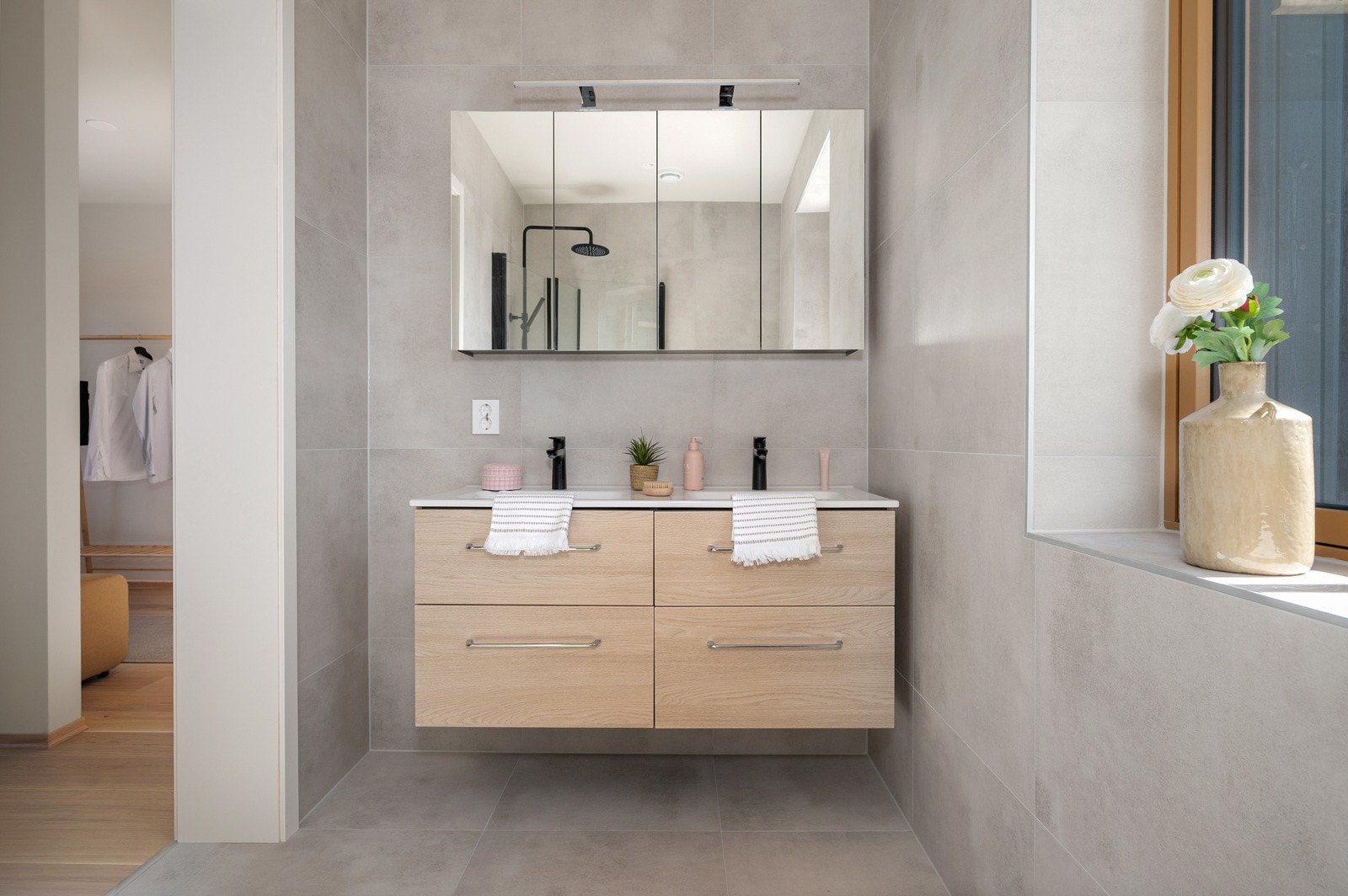 De innvendige bildene er tatt nabohuset, men planløsning og kvaliteter er tilnærmet like (se plantegning for nærmere beskrivelse) Galleribilde