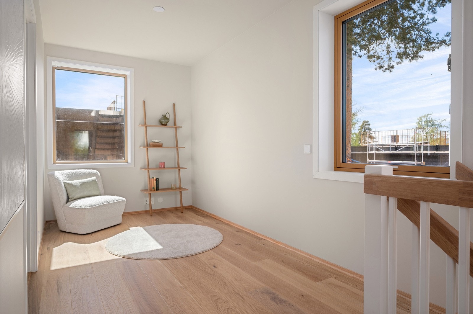 De innvendige bildene er tatt nabohuset, men planløsning og kvaliteter er tilnærmet like (se plantegning for nærmere beskrivelse) Galleribilde