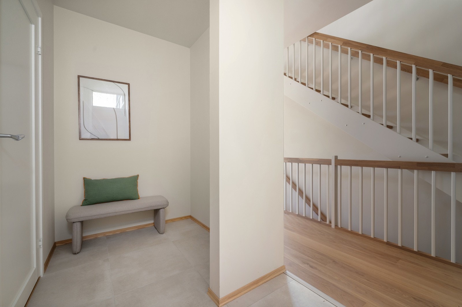 De innvendige bildene er tatt nabohuset, men planløsning og kvaliteter er tilnærmet like (se plantegning for nærmere beskrivelse) Galleribilde