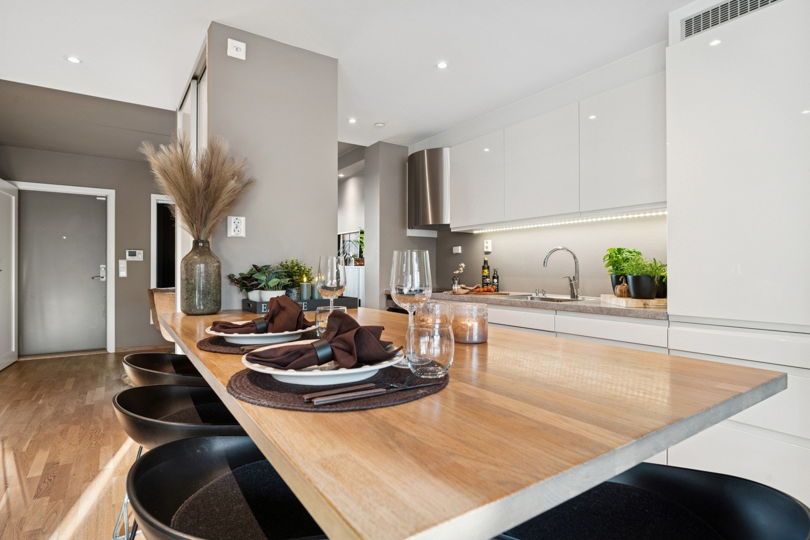 Kjøkkenet har en fin øy som fungerer perfekt som frokostplass. Galleribilde