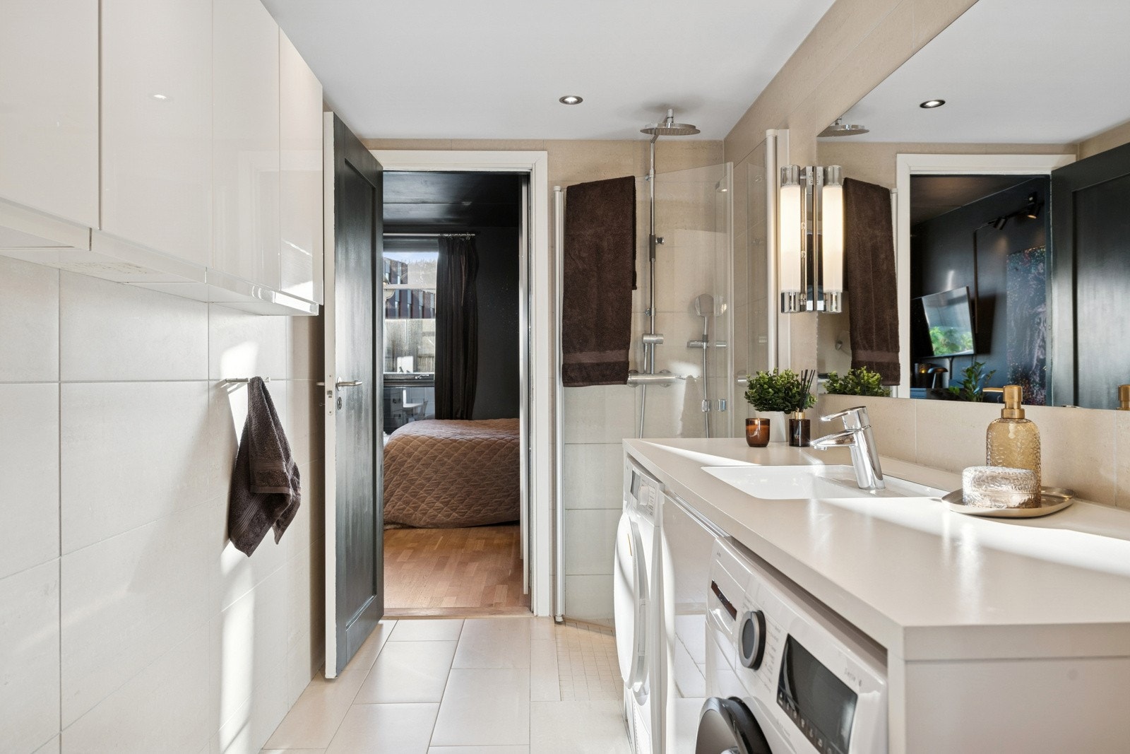 Praktisk og moderne bad med direkte tilgang fra begge soverom - en svært funksjonell løsning. Galleribilde